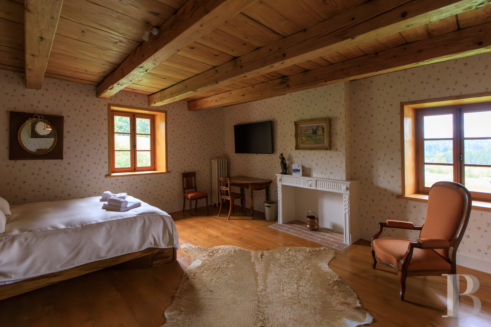 Dans le Haut-Bugey, à mi-chemin entre Lyon et Genève, une ferme abbatiale du 17e siècle transformée en une vaste et confortable demeure.  - photo  n°23